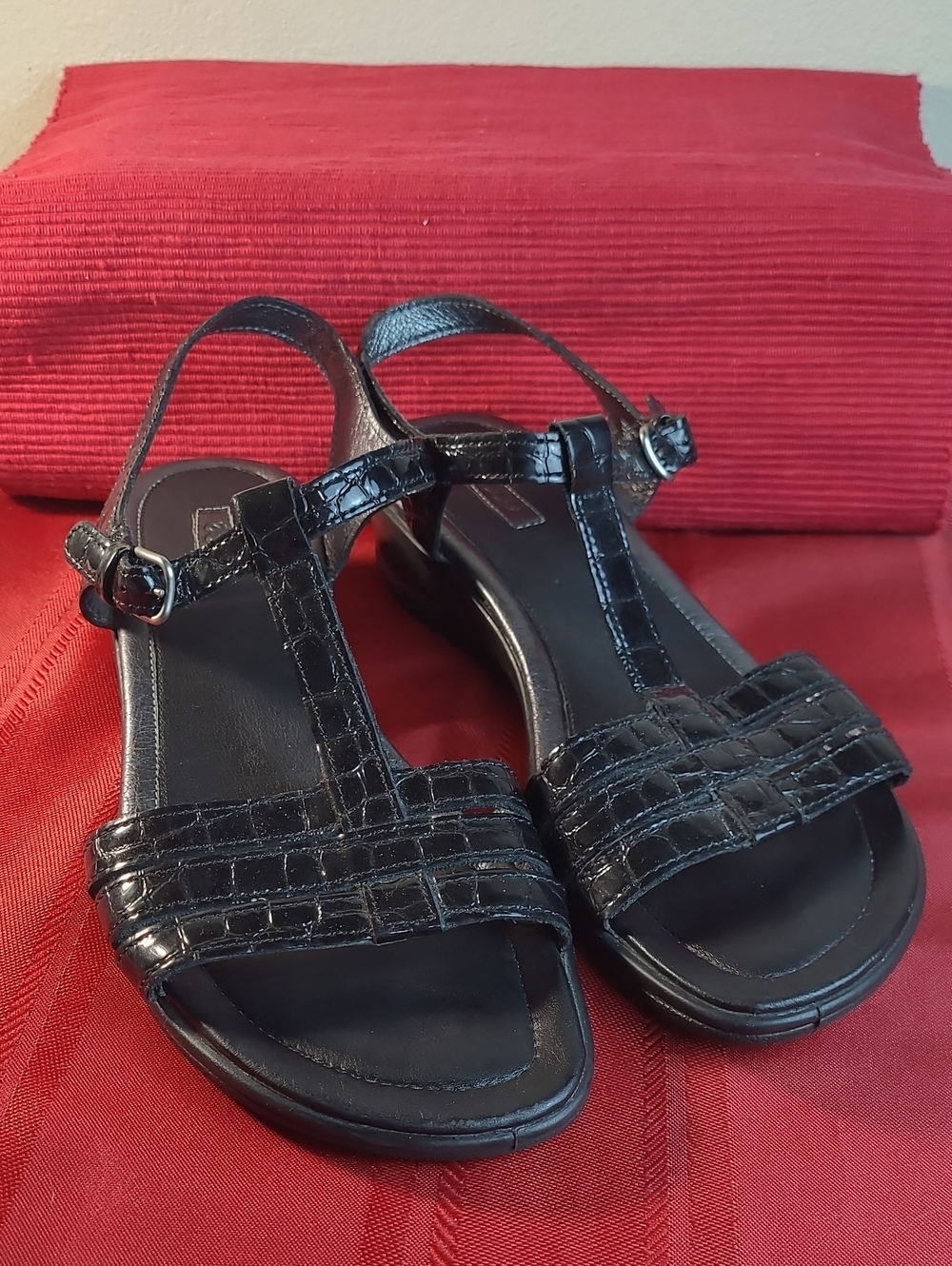 Ecco Sensata T-strap Wedge Black Croc-Embossed Leather Sandals Size 40/9